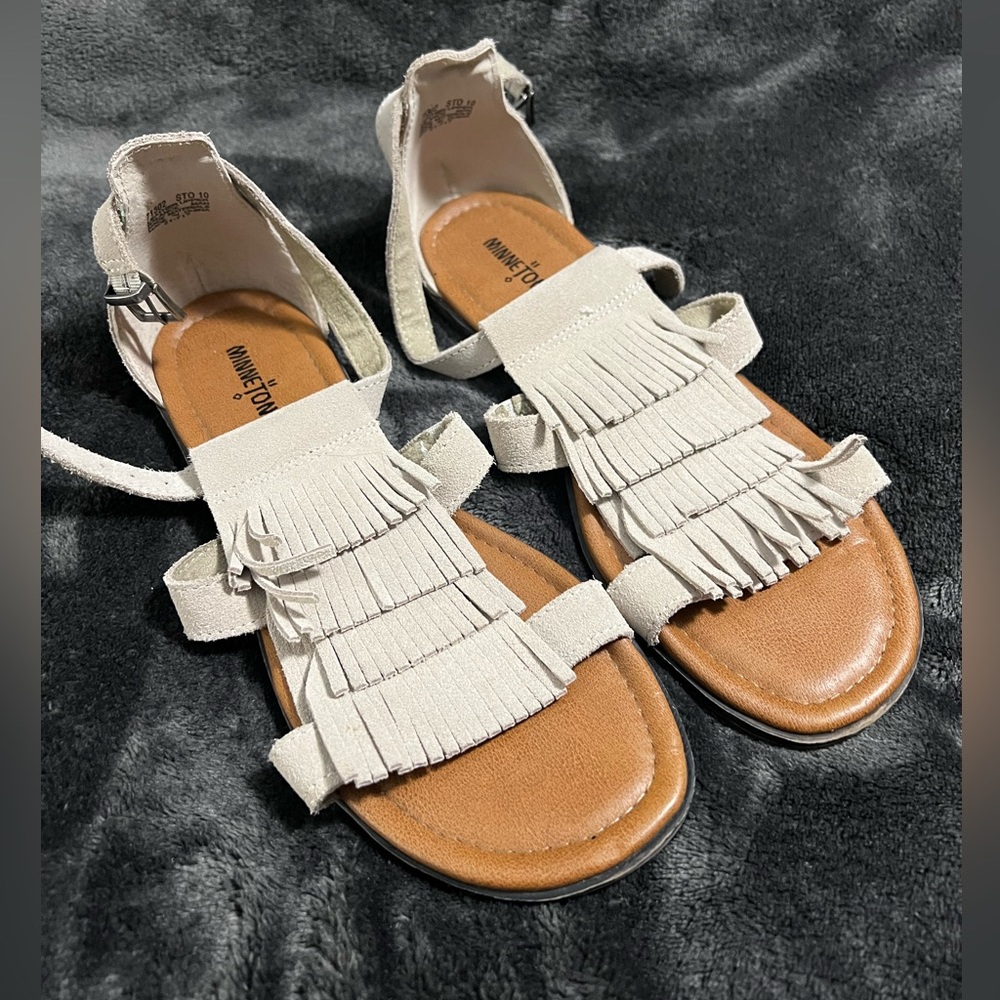 Minnetonka Women's Fringe Sandals - Cream